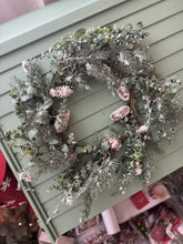 Load image into Gallery viewer, G219659 - 24&quot; Snowed Pine Wreath (7025120477250)
