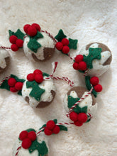 Load image into Gallery viewer, Felt Beaded Pudding and Holly Garland (6979310714946)