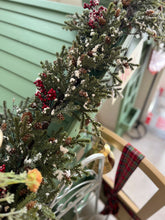 Load image into Gallery viewer, G219833 - 5&#39; Snowy Pine &amp; Pinecones Garland (7021408059458)