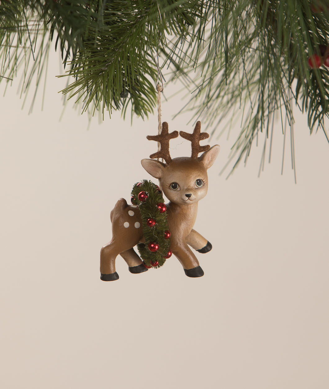 TD1185 - Retro Reindeer with Wreath Ornament (6743947575362)